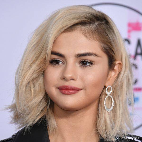 Selena Gomez contou ? Teen Vogue que gosta de improvisar usando o iluminador nas p?lpebras, para dar um toque brilhoso ao olhar (Foto: Getty Images)